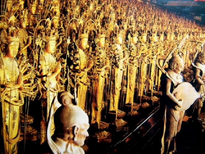 Here's a photo of the statues I found online. Source.